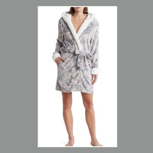 JACLYN HOODED FLEECE ROBE.